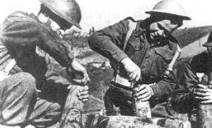 Żołnierze z kolumny zaopatrzenia w czasie montowania głowic  i zapalników.