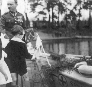 5-letni Mirosław Szypowski, w towarzystwie ojca, ppłk. Jana, pełni rolę ojca chrzestnego motoróki „Samarytanka” na Jeziorze Rejów w Skarżysku. Lato 1935 r.