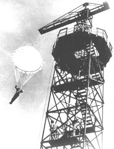 Skok z wieży spadochronowej w Largo House (Szkocja). Była to pierwsza wieża spadochronowa w Wielkiej Brytanii a zbudowali ją Polacy.