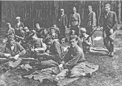 1 drużyna 3 kompanii 4 pp Leg. podczas czyszczenia broni. Pierwszy od lewej siedzący z karabinem &bdquo;Nida&rdquo; Edmund Neyman, zginął 21.08.1944 w bitwie pod Antoniowem.