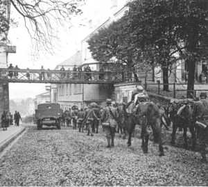 Strzelcy górscy z końmi jucznymi podczas marszu na front w miejscowości Gorlice.