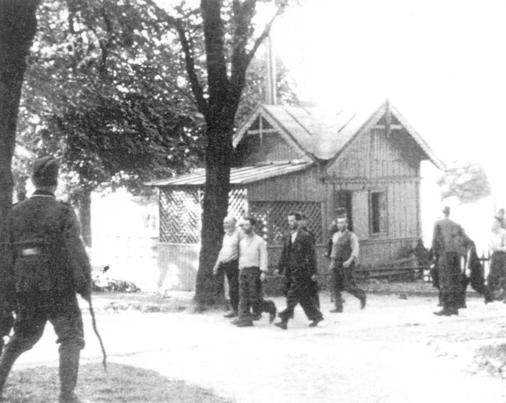12 września 1939, Końskie. Żydzi zmuszeni do kopania grobów poległym żołnierzom niemieckim. Zdjęcia opublikowane w czasopiśmie „Karta” nr 30/2000. 