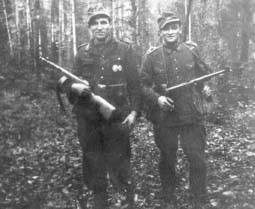Od lewej: Kazimierz Bigadło „Walery” i Jan Duraziński „Sosna”, Ślązacy, uciekinierzy z Wehrmachtu, zachowując broń  i umundurowanie, trafili do oddziału ppor. „Wrzosa”.