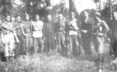 Żołnierze 27 pp z ks. kapelanem „Gedyminem” (NN), w środku na lewo por. „Łoś” (Henryk Szopiński) na prawo ppor. „Leon” (Edward Kozłowski).