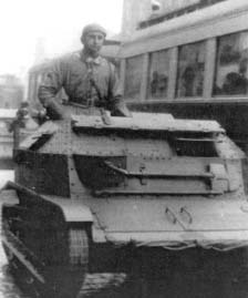 Mało znane zdjęcie autora wspomnień Mieczysława Bielenina w tankietce typu 7 TP (był porucznikiem kompanii tankietek w 30 Dywizji Piechoty), zrobione na ulicach Łodzi w listopadzie 1938 r.
