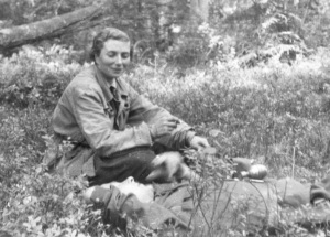 Zdjęcie z końca września 1944 r. w lasach osieczyńskich. Siedzi „Hanka” obok rannego patyzanta.