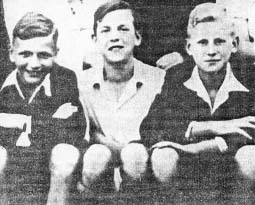 Harcerze z Baranówka w 1943 roku, od lewej: Zbigniew Krzywdziński ps. „Sztyfcik”, Stanisław Nagaba ps. „Jeleń”, Wiesław Gołas ps. „Wilk”.