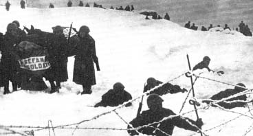 Żołnierze włoscy zimę 1940/41 spędzają w górach na pograniczu grecko-albańskim, w oczekiwaniu na niemiecką ofensywę wiosną 1941 r.