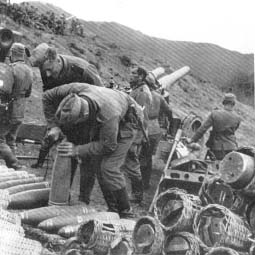 Ciężka artyleria niemiecka i bombowce nurkujące bezskutecznie starają się zburzyć grecką linię obrony Metaxa.