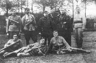 Legendarny dowódca kompanii, por. „Andrzej” z ochroną sztabu. Lasy koło Radomska, jesień 1943 r.