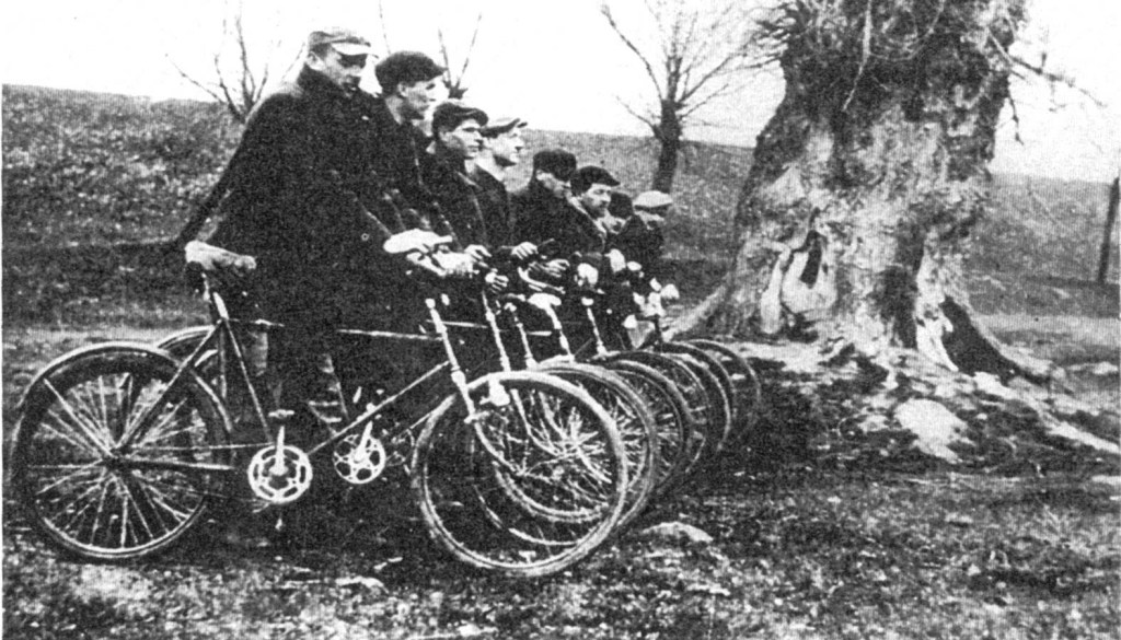 Patrol rowerowy „Jędrusiów” w drodze na akcję w Orczkach k. Szczucina. 8.04.1943 r.