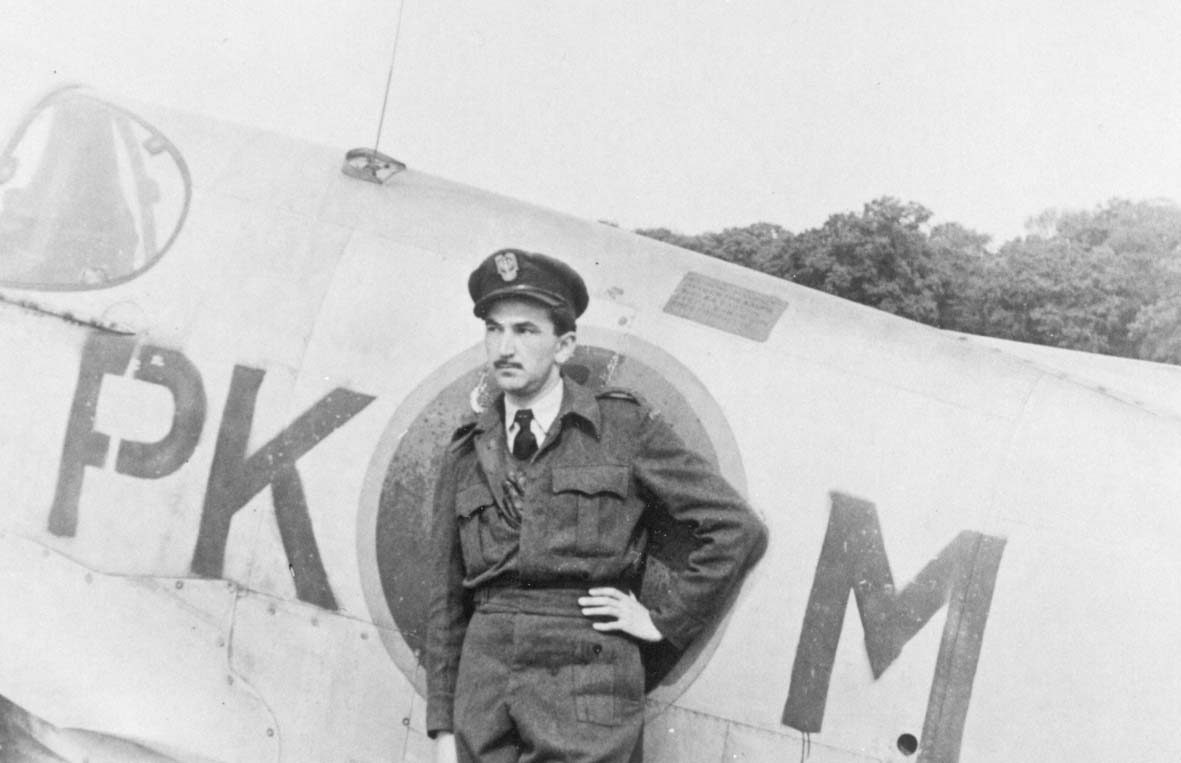 Porucznik- pilot J. Borowczyk przy swoim &bdquo;Mustangu&rdquo;. Wielka Brytania, kwiecień 1945 r.